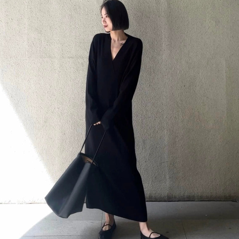 Vネックブラックモードワンピース