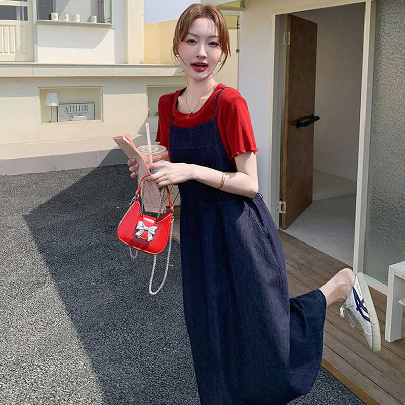 レッドTシャツ×デニムキャミソールサロペット