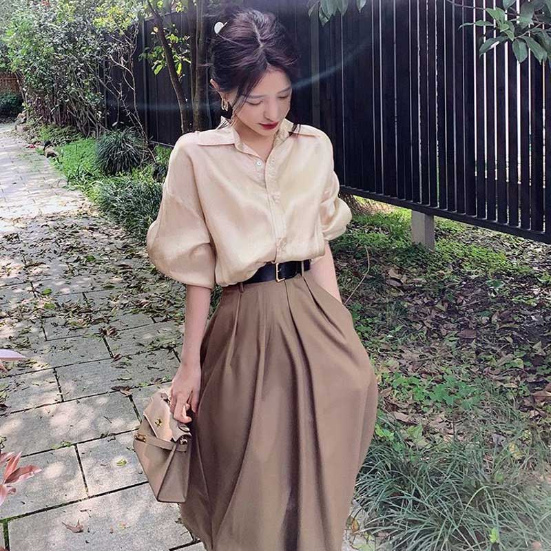 シャンパンカラーブラウス×フレアスカート