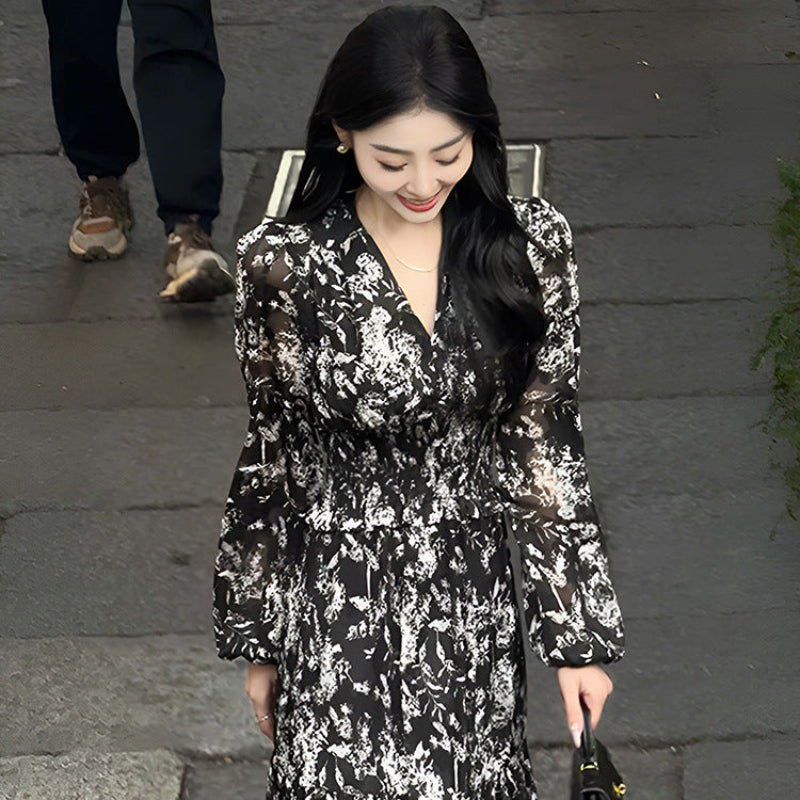 モノトーンフラワーＶネックワンピース