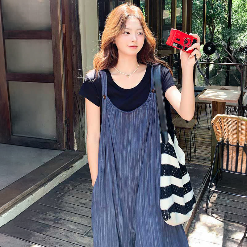 ブラックTシャツ×ストライプ風ワイドサロペットパンツ