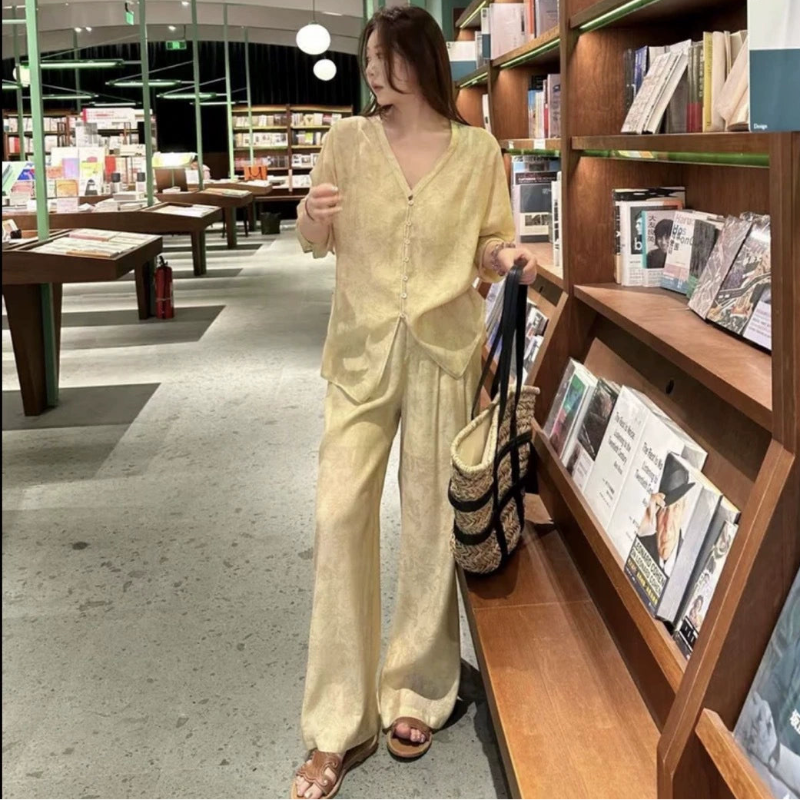 イエローブラウス×パンツセットアップ