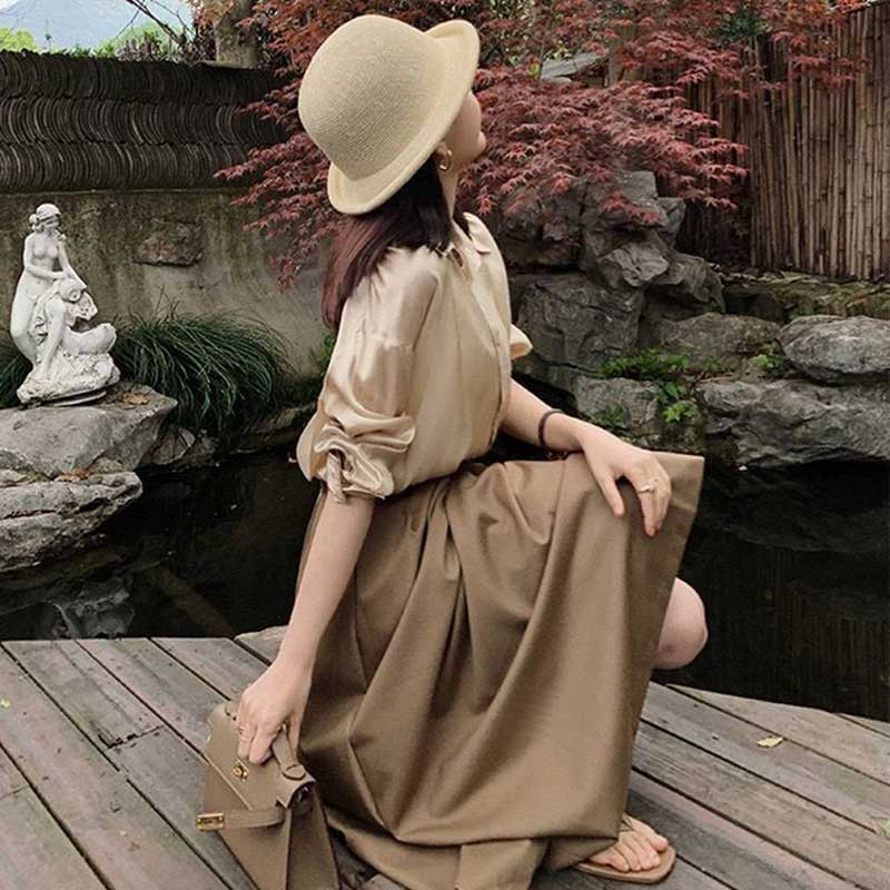 シャンパンカラーブラウス×フレアスカート