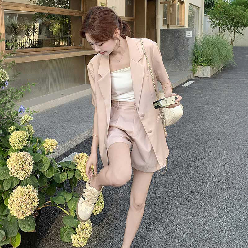 テーラード半袖ジャケット×ショートパンツ