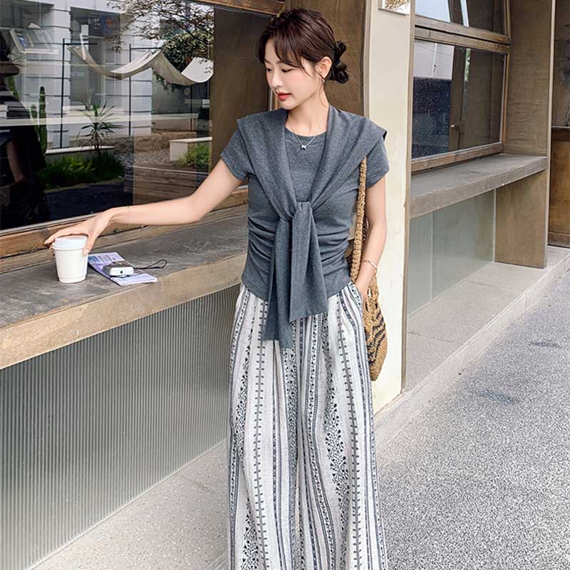 チャコールグレートップス×ストライプパンツ
