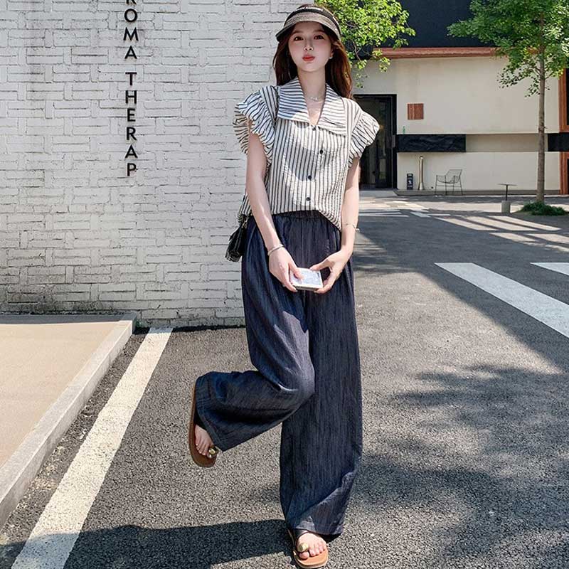 ストライプブラウス×インディゴワイドパンツ