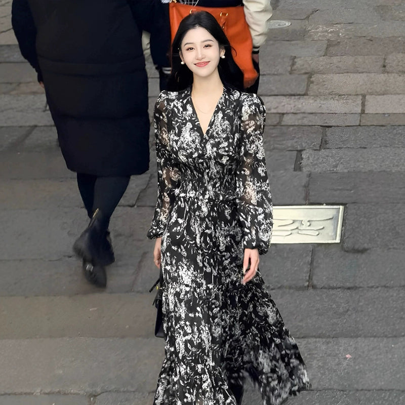 モノトーンフラワーＶネックワンピース