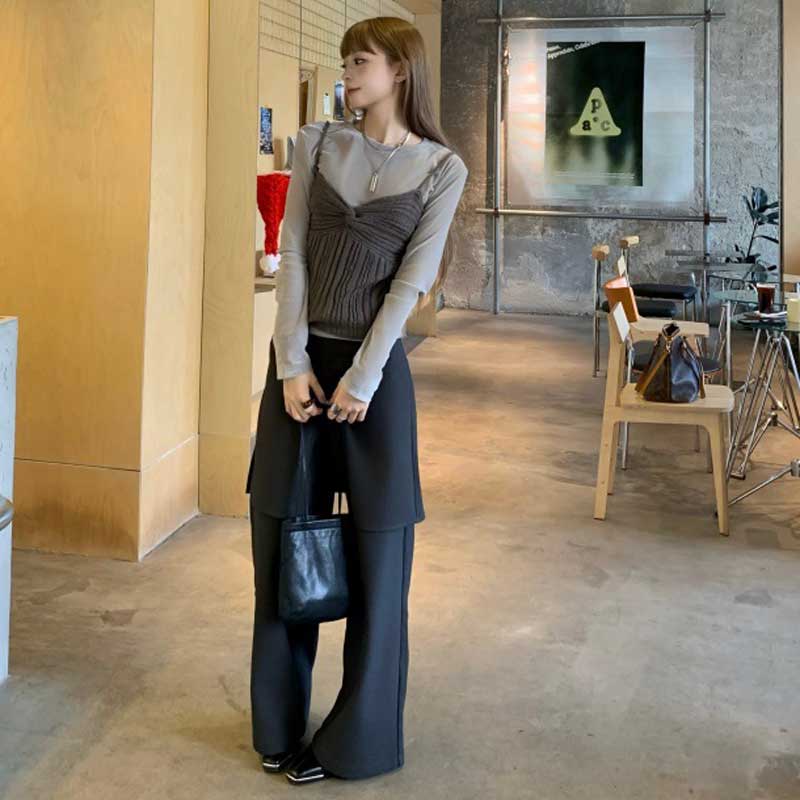 レイヤードキャミトップス×スカパンコーデ（灰・黒）秋/冬 計算された