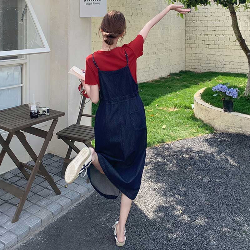 レッドTシャツ×デニムキャミソールサロペット