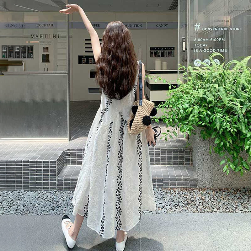 リーフ刺繍のサマーフレアワンピース（白）春/夏 夏のリゾートワンピース