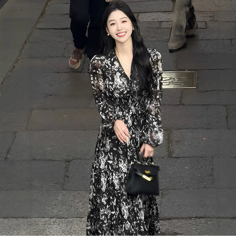 モノトーンフラワーＶネックワンピース