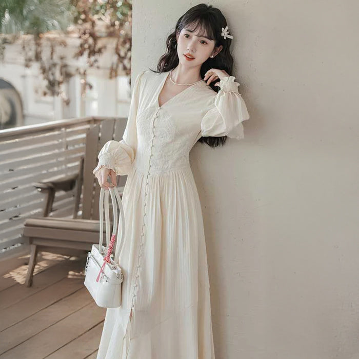 エンブロイダリーVネックワンピース（白）春/夏 繊細な刺繍がエレガント