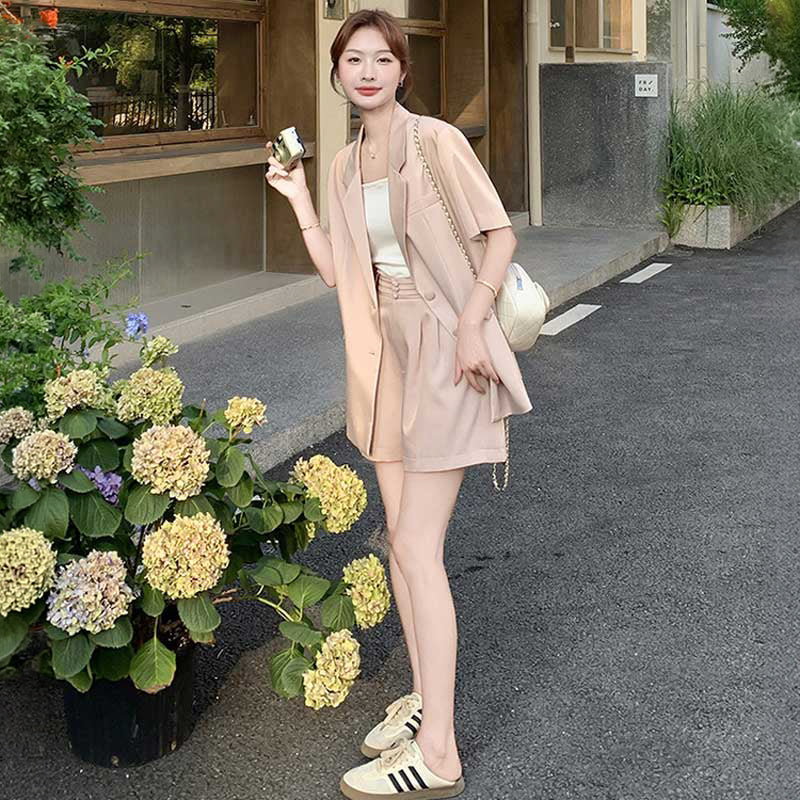 テーラード半袖ジャケット×ショートパンツ