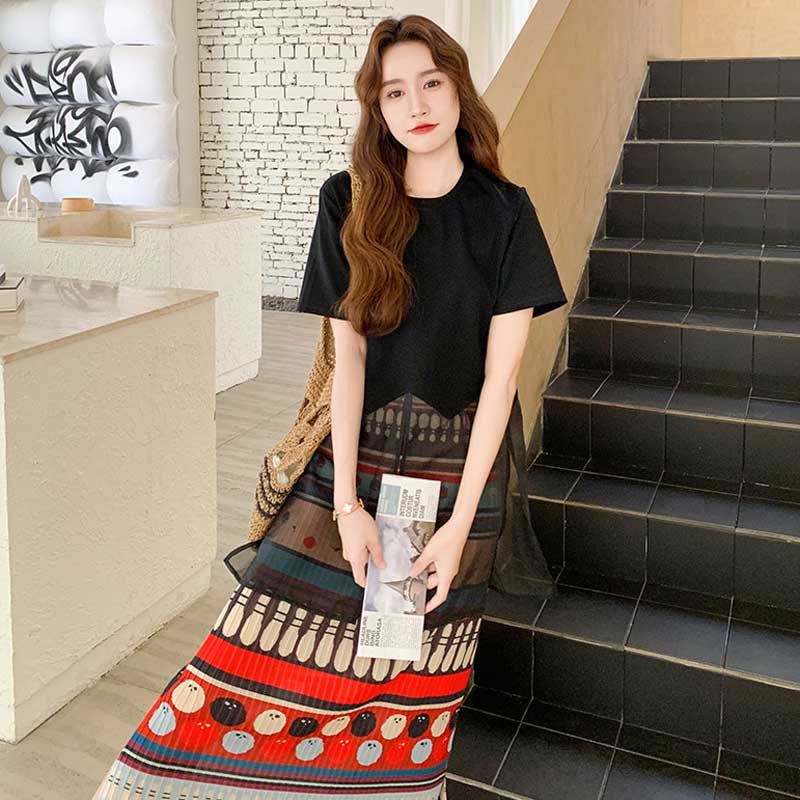 裾シアーTシャツ×エスニック柄スカート