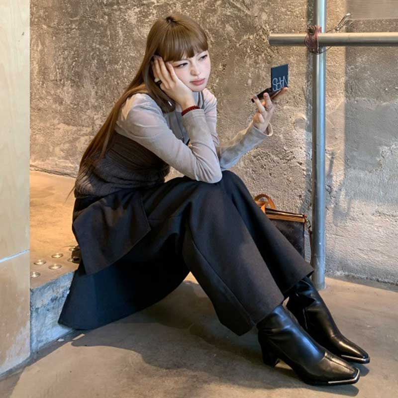 レイヤードキャミトップス×スカパンコーデ（灰・黒）秋/冬 計算された