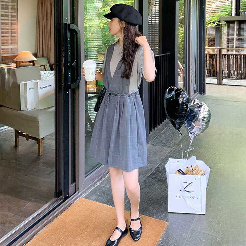クルーネックTシャツ×ショートサロペット