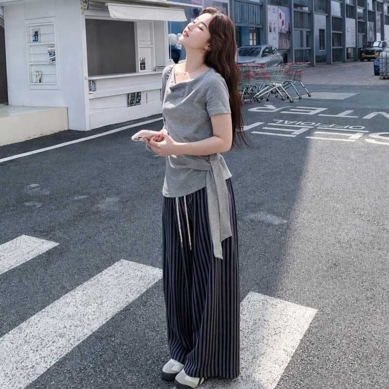 サイドリボンカットソー×ストライプパンツ