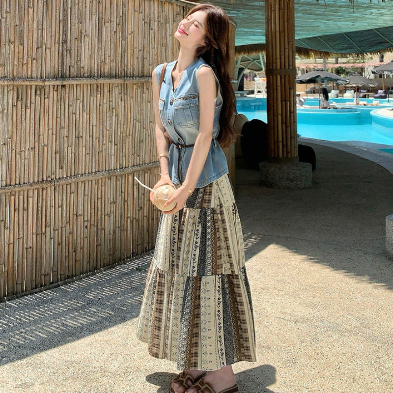 デニムベスト×エスニックプリントスカート