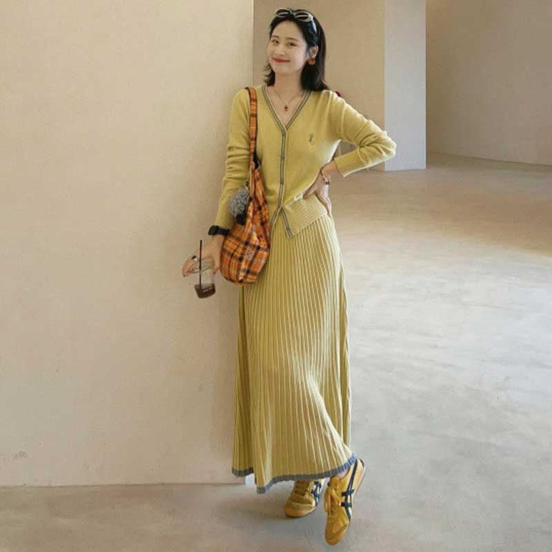 Vネックカーディガン×プリーツスカート