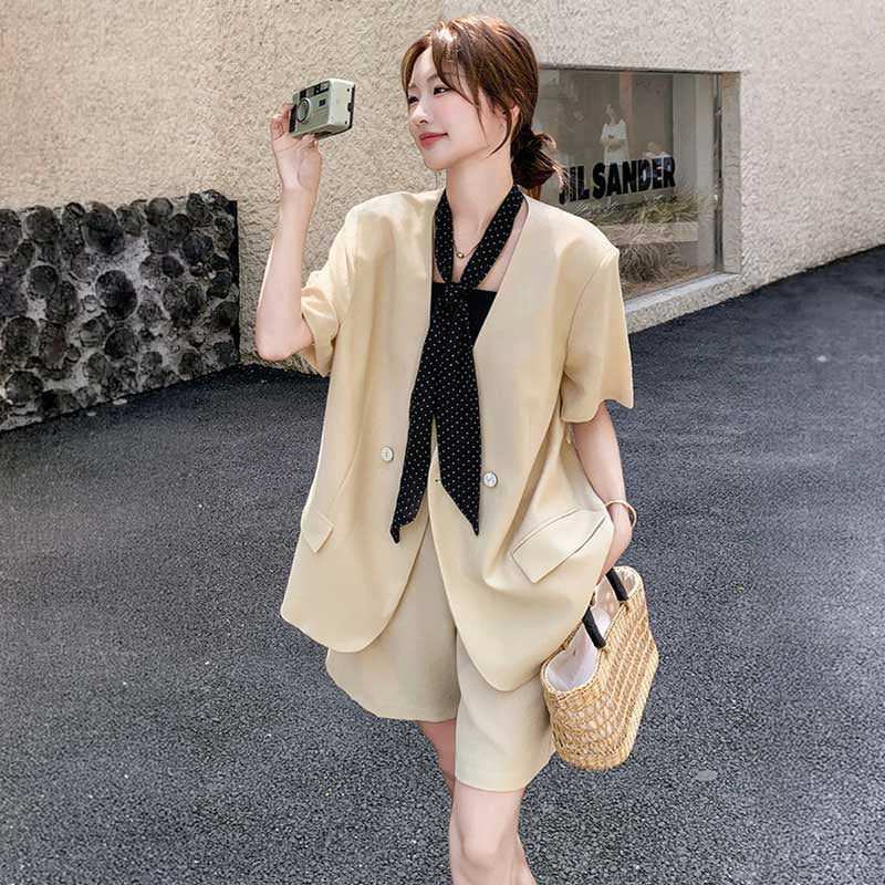 ノーカラージャケット×ハーフパンツ