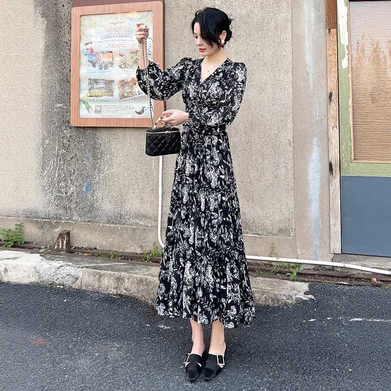 Vネックモノトーン花柄ワンピース