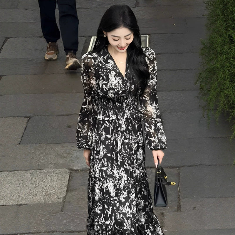 モノトーンフラワーＶネックワンピース