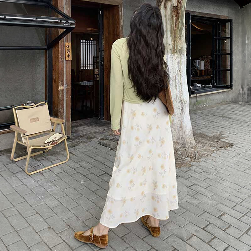 長袖カーディガン×小花柄ワンピース