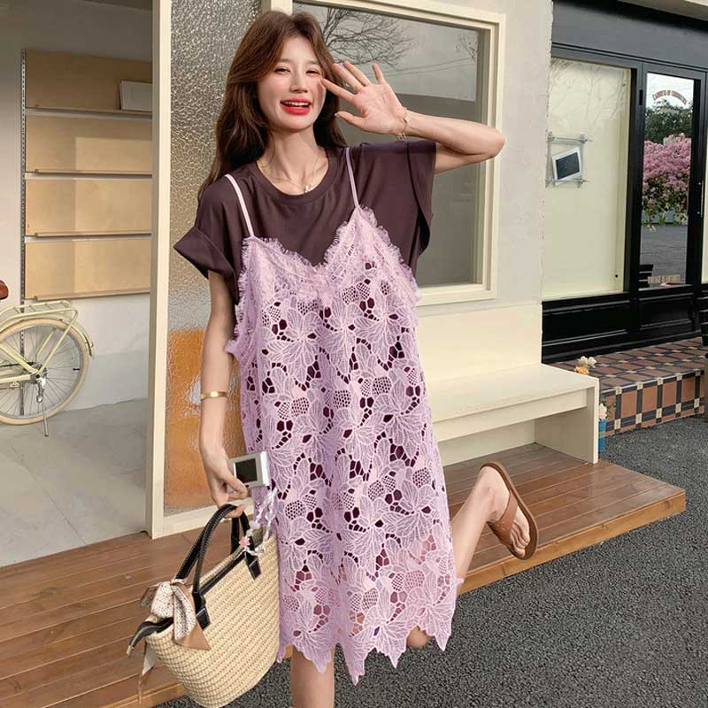 ブラウンTシャツ×ボタニカルレースワンピース