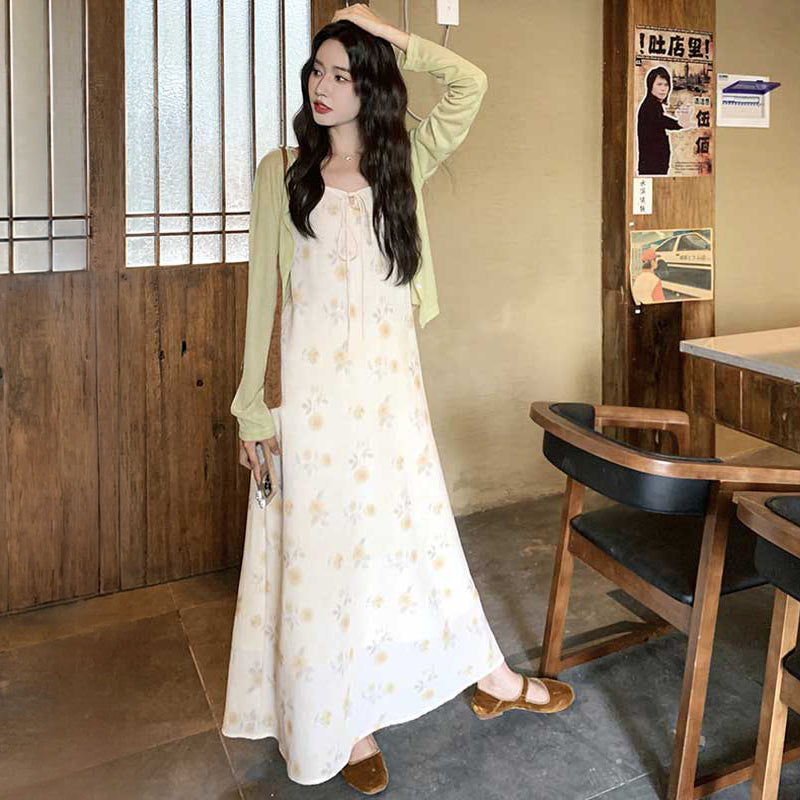 長袖カーディガン×小花柄ワンピース