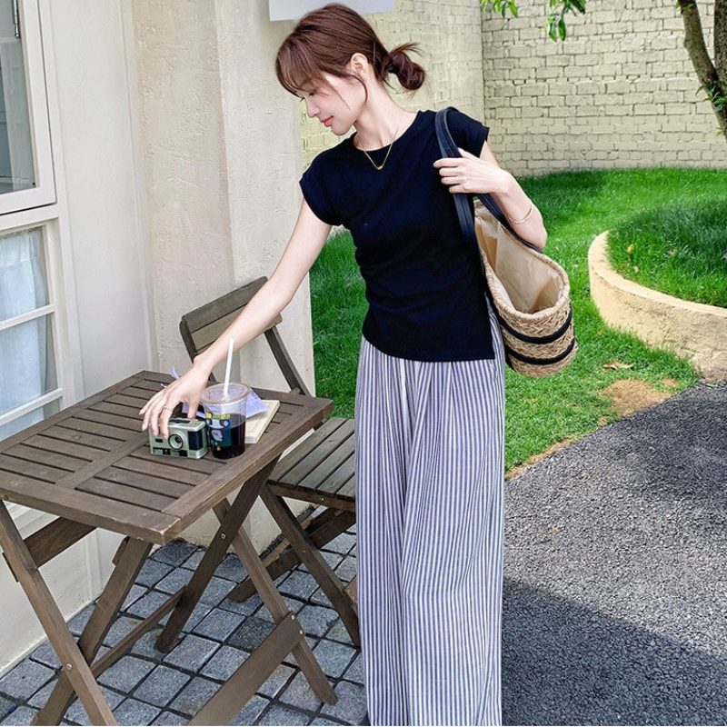 ブラックカットソー×ストライプパンツ