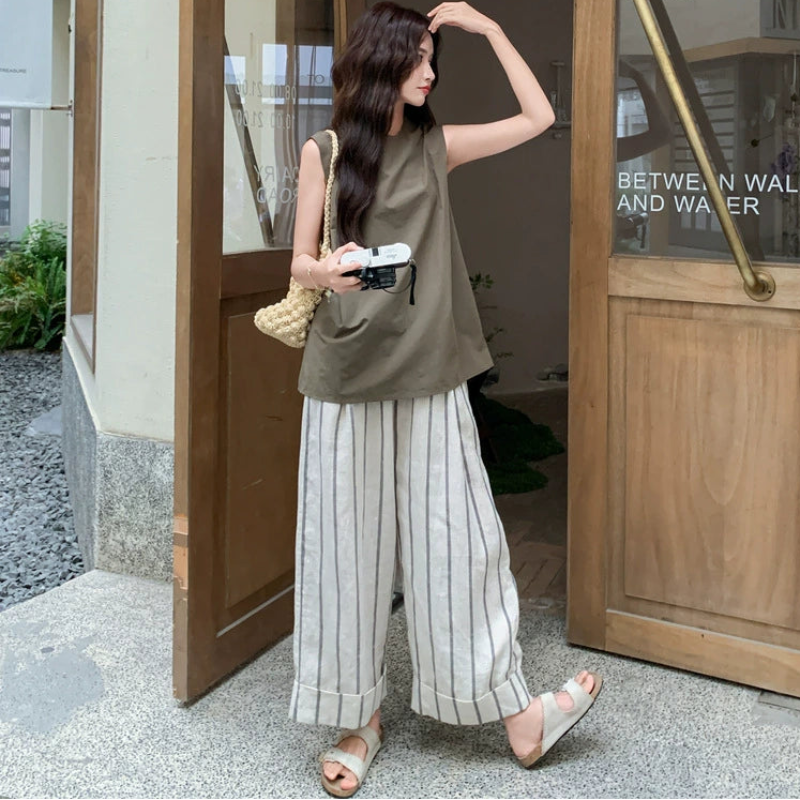 バックボタントップス×ストライプワイドパンツ
