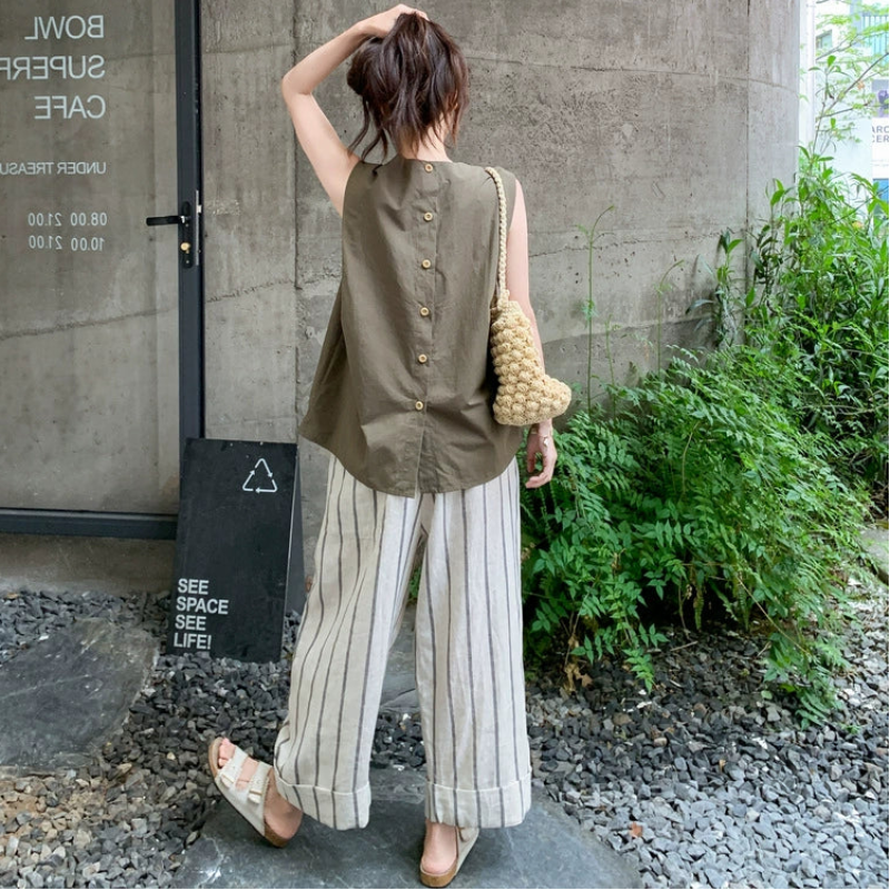 バックボタントップス×ストライプワイドパンツ