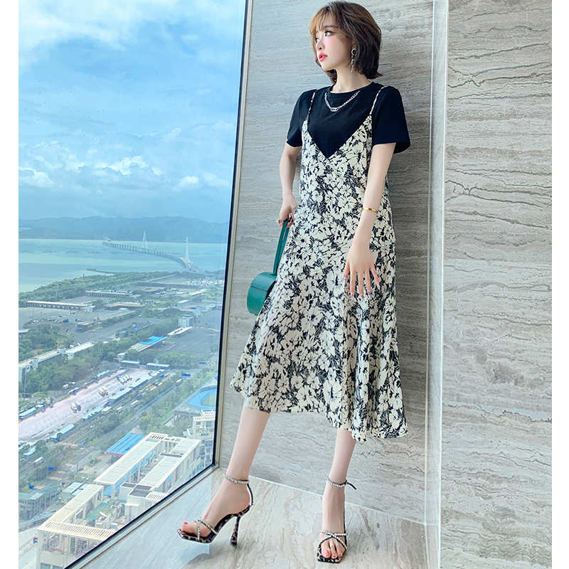 ネックレス付きTシャツ×花柄スリットキャミワンピース