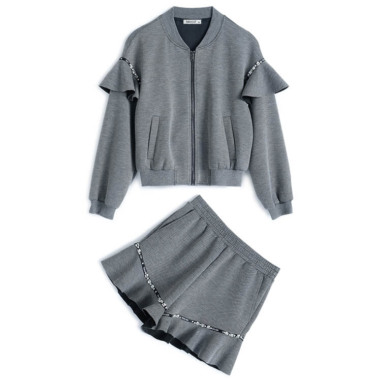 ビジューフリル付きブルゾン×裾フリルビジューショートパンツ