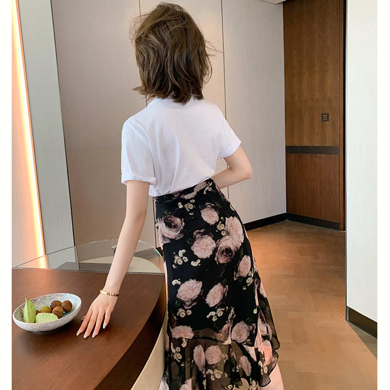 ビジューモチーフTシャツ×イレヘム裾フリル花柄スカート