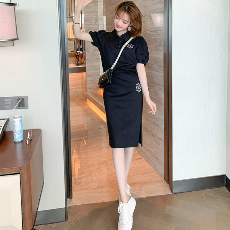 パフスリーブポロシャツ×フラワーパッチペンシルスカート